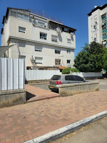 דירת 3 חדרים שמורה ברחוב צמרות 6, לוד – חניה בטאבו, שכונה מתפתחת ומבוקשת בלב גני אביב.