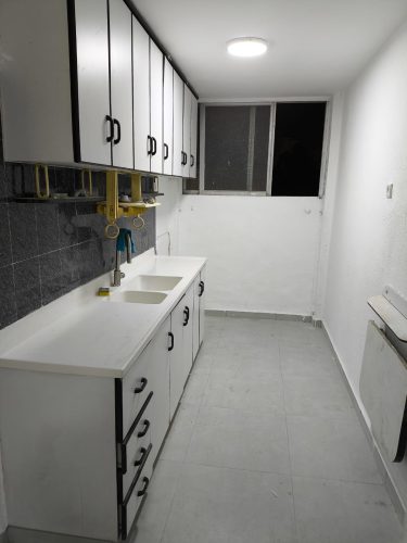 דירת 3 חד' למכירה בלוד ברחוב נתן שוורץ 8. דירה משופצת במצב מעולה, בקומה 4 מתוך 4, מושכרת ב־4,000 ש"ח לטווח ארוך. מיקום מרכזי ושקט, קרוב למוסדות חינוך ותחבורה. הזדמנות השקעה משתלמת.