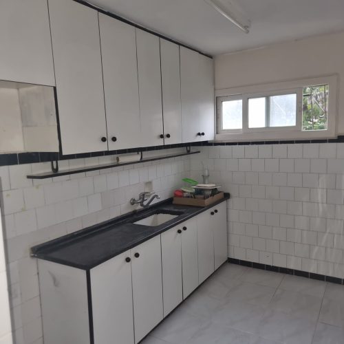 דירת 3 חדרים להשכרה בלוד בשדרות חטיבת יפתח 6. דירה שמורה ומסודרת במיקום מרכזי, קרובה לתחנת רכבת ולתחבורה ציבורית, מתאימה למגורי פועלים. מספר נכס 342.