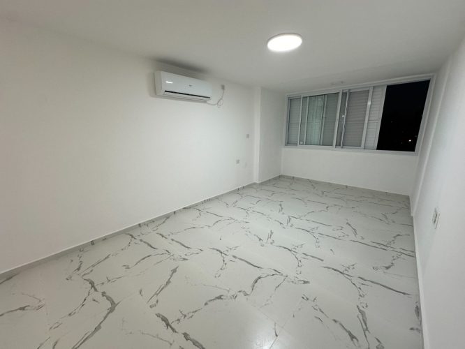 דירת 2 חדרים למכירה בלוד בשכונת גבעת הזיתים. משופצת, נוחה ונגישה לתחבורה, מתאימה למגורים או להשקעה. כניסה גמישה. מס' נכס 268.