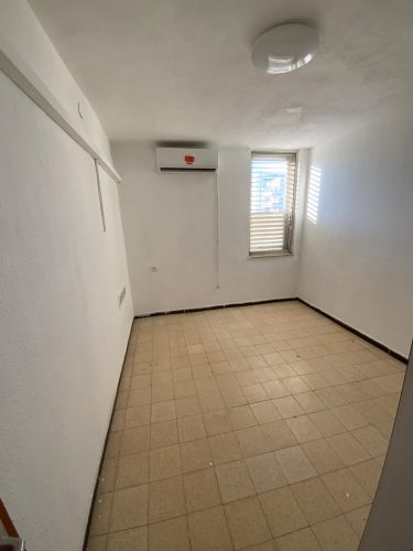 דירת 3 חד' משופצת להשכרה ברחוב הנרי הרץ 1, לוד. 75 מ"ר, קומה 3 מתוך 4, מיקום מרכזי ליד עיריית לוד ותחבורה ציבורית. כניסה מיידית. סוכן אלי. מס' נכס 276.