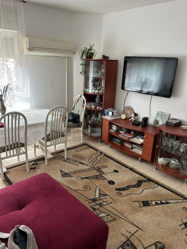 דירת 3 חדרים למכירה בלוד בשכונת גני אביב, ברחוב ארבע עונות 15. דירה מוארת ושקטה עם חניה בטאבו ושוכר קיים — מתאימה למגורים ולהשקעה. מספר נכס 320.