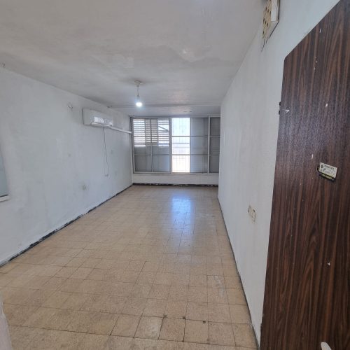 דירת 3.5 חד' להשכרה ברחוב החשמונאים 8 לוד. 70 מ"ר, קומה 3, שמורה ומסודרת, קרובה למוסדות חינוך ותחבורה ציבורית. כניסה מיידית. מס' נכס 321.