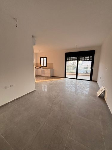 דירת 3 חדרים חדשה להשכרה בלוד, בשכונת גני אביב המבוקשת. דירה מרווחת עם מרפסת שמש, חניה בטאבו ומיקום מצוין ליד חורשה ותחנת רכבת. מספר נכס 322.