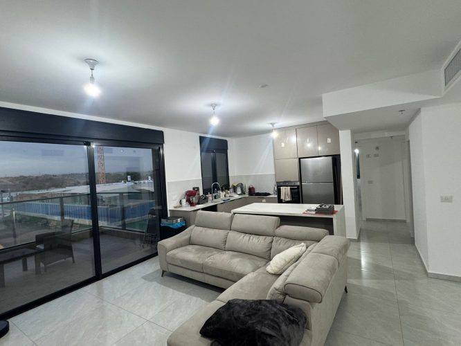 דירת 5 חדרים להשכרה ברחוב יער ביריה 6, לוד – 117 מ"ר, חדשה ומושקעת בפרויקט אאורה. כוללת יחידת הורים, יחידת מתבגר, 4 חדרי שירותים, מרפסת שמש 14 מ"ר וחנייה כפולה פרטית. כניסה מיידית. מספר נכס 260.