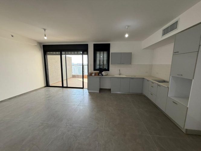 דירת 5 חדרים להשכרה בלוד, חדשה מקבלן בשכונת נופי בן שמן. 125 מ"ר, מרפסת גדולה, חניה כפולה ומטבח משודרג. כניסה בדצמבר 2025. מספר נכס 280.