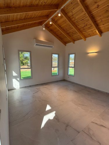 יחידת דיור 3 חד' להשכרה במושב חמד, רחוב התמר 26. 75 מ"ר, משופצת ברמה גבוהה, חצר ענקית, חנייה בשפע. אזור שקט ופסטורלי עם גישה מהירה לכביש 1. כניסה 02/2026. מס' נכס 325.