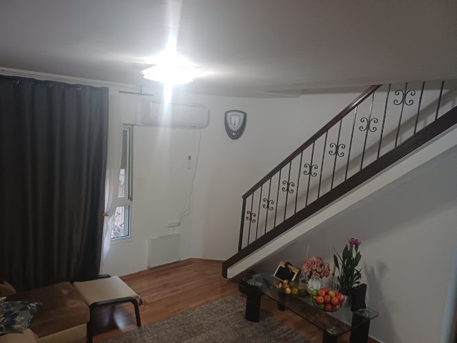 דופלקס 4 חדרים להשכרה בלוד, ברחוב שושן 2 בשכונת גני אביב. נכס משופץ ומרווח עם מרפסת שמש גדולה וחניה בטאבו — מתאים למגורים איכותיים. מספר נכס 345.