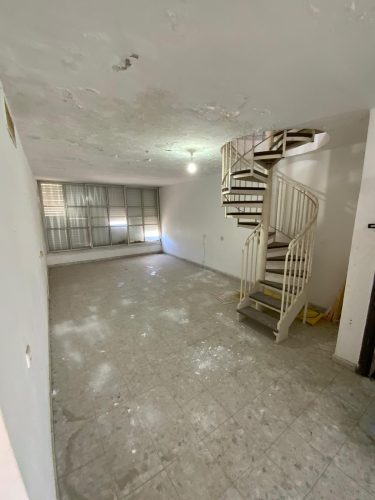 דופלקס 4 חד' למכירה ברחוב ארלוזורוב 13 לוד. 115 מ"ר, קומות 4+5, מרפסת 30 מ"ר, זקוק לשיפוץ. נמצא בפרויקט פינוי־בינוי מתחם דוד המלך. כניסה מיידית. מס' נכס 347.