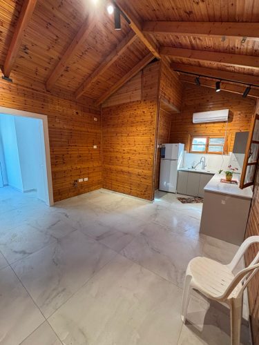 יחידת דיור חדשה ומושקעת להשכרה במושב חמד. 65 מ"ר, 2 חדרים, גינה ענקית, מזגנים בכל הדירה. אזור פסטורלי עם גישה לכביש 1. כניסה מיידית. מס' נכס 293.