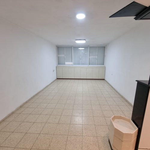 סוכן מטפל - אהרן . דירת 4 חדרים להשכרה בפתח תקווה ברחוב שבט גד 2. 85 מ"ר, קומה 2, מיזוג מרכזי, שירותים כפולים וארונות בכל החדרים. אזור שקט ונגיש. מספר נכס 384.