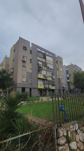 דירת 3 חדרים משופצת למכירה בשדרות חטיבת יפתח 13, לוד – סמוכה לרכבת, באזור פינוי־בינוי, עם מיזוג ודוד שמש.