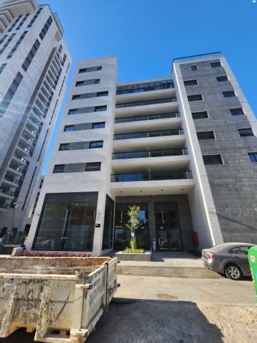 דירת 3 חדרים חדשה להשכרה בלוד עם מרפסת שמש ונוף פתוח – רחוב יער ביריה 3.