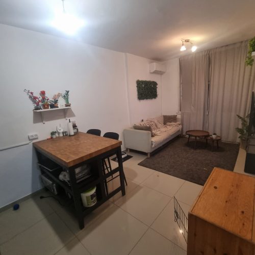 דירת 4 חדרים למכירה ברמלה, ברחוב אהרון בן יוסף 15. נכס מחולק לשתי יחידות מושכרות עם תשואה גבוהה וחניה בטאבו - הזדמנות נדירה למשקיעים. מספר נכס 341.