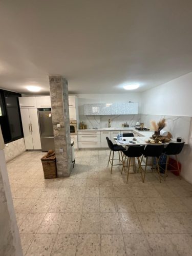 דירת 5 חדרים למכירה ברחוב הגדוד העברי 4, לוד – 99 מ"ר, משופצת במצב מעולה עם מטבח חדש ומרפסת שמש מרווחת. מיקום מרכזי בעיר, קרוב לקניות, מוסדות חינוך ותחבורה ציבורית. מספר נכס 234.