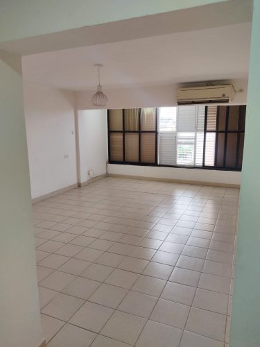 דירת 3 חדרים ענקית ומשופצת להשכרה בלוד – שדרות דוד המלך 4, עם נגישות מצוינת לתחבורה.