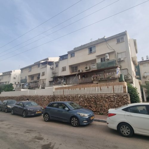 דירה למכירה ברחוב חטיבת הראל 6 לוד – 4 חדרים, חנייה פרטית, כניסה מיידית, שכונה שקטה ומבוקשת.