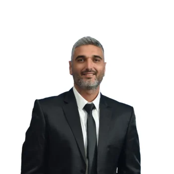 עמיר לוי - סוכן נדל״ן בלוד עם ניסיון בתיווך, חיבור אישי ללקוחות והיכרות מעמיקה עם העיר